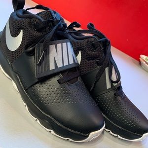 NIKE Team Hustle D8 boys size 3.5 NIB